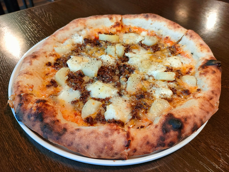 グラーノエアックア　ピザ　ひき肉とじゃがいも、モッツァレラチーズ