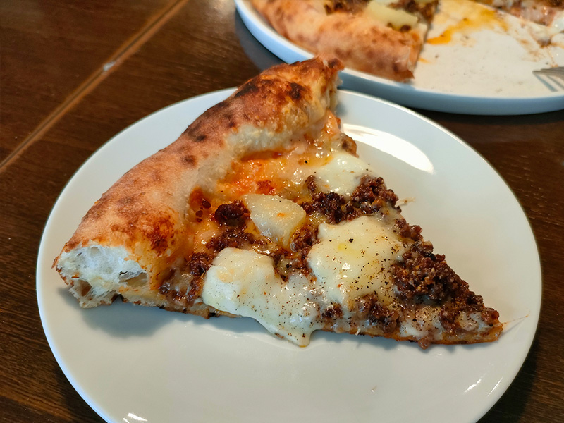 グラーノエアックア　ピザ　ひき肉とじゃがいも、モッツァレラチーズ