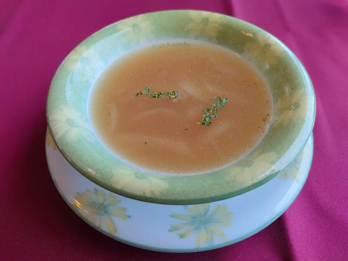 カフェ谷地坂　クリスマスランチ2023　スープ　オニオンコンソメスープ
