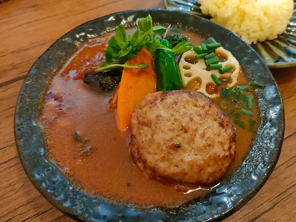 キングベア　函館　スープカレー　ベアバーグと彩り野菜