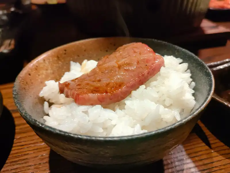 函館炭火焼肉ホルモン市場　愛　肉とごはん　三角バラ