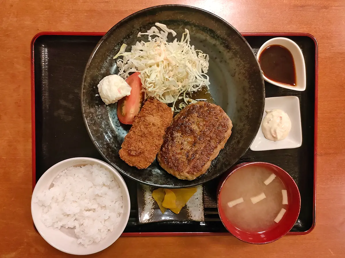 函館乃木温泉なごみ　ハンバーグ・カニコロ定食