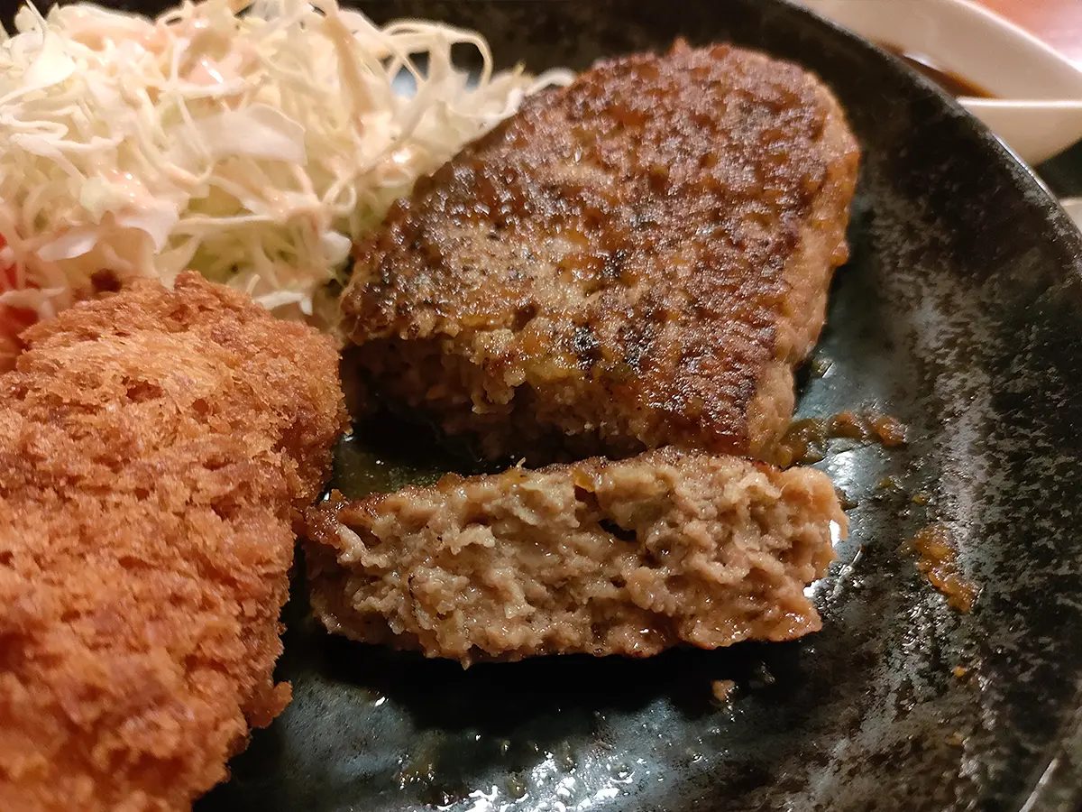 函館乃木温泉なごみ　ハンバーグ・カニコロ定食　ハンバーグ　断面