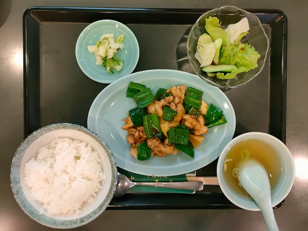 東春 定食 鳥肉とピーマン角切炒め