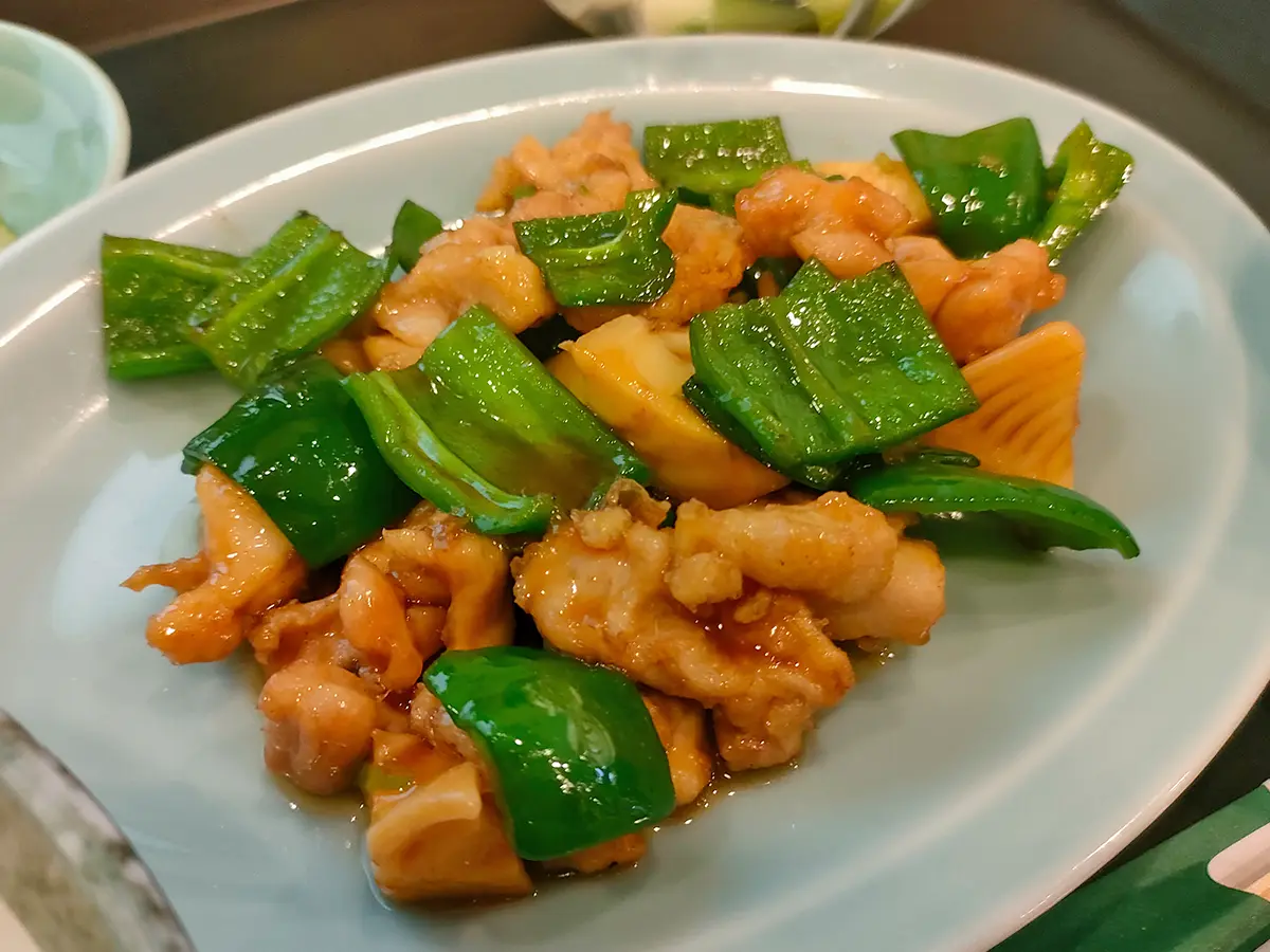 東春 定食 鳥肉とピーマン角切炒め