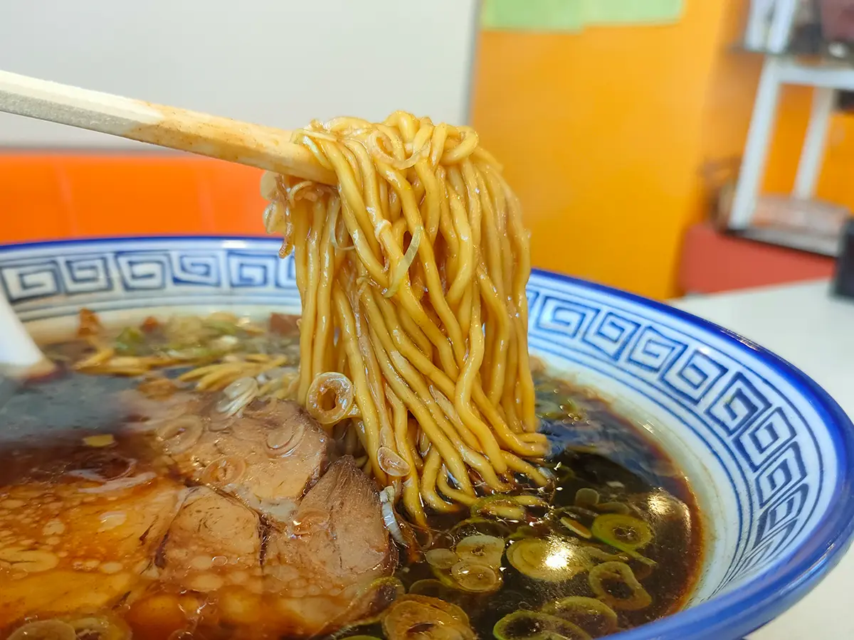 若大将　半チャンセット　しょうゆラーメン　麺